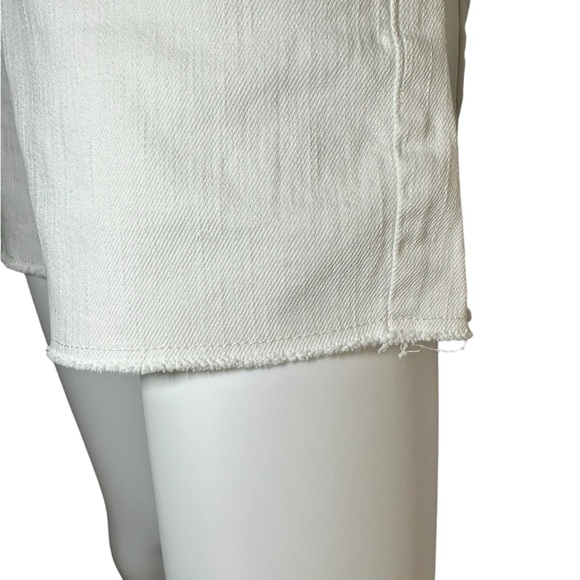Levi’s | White Tab Shorts - Picture 5 of 11